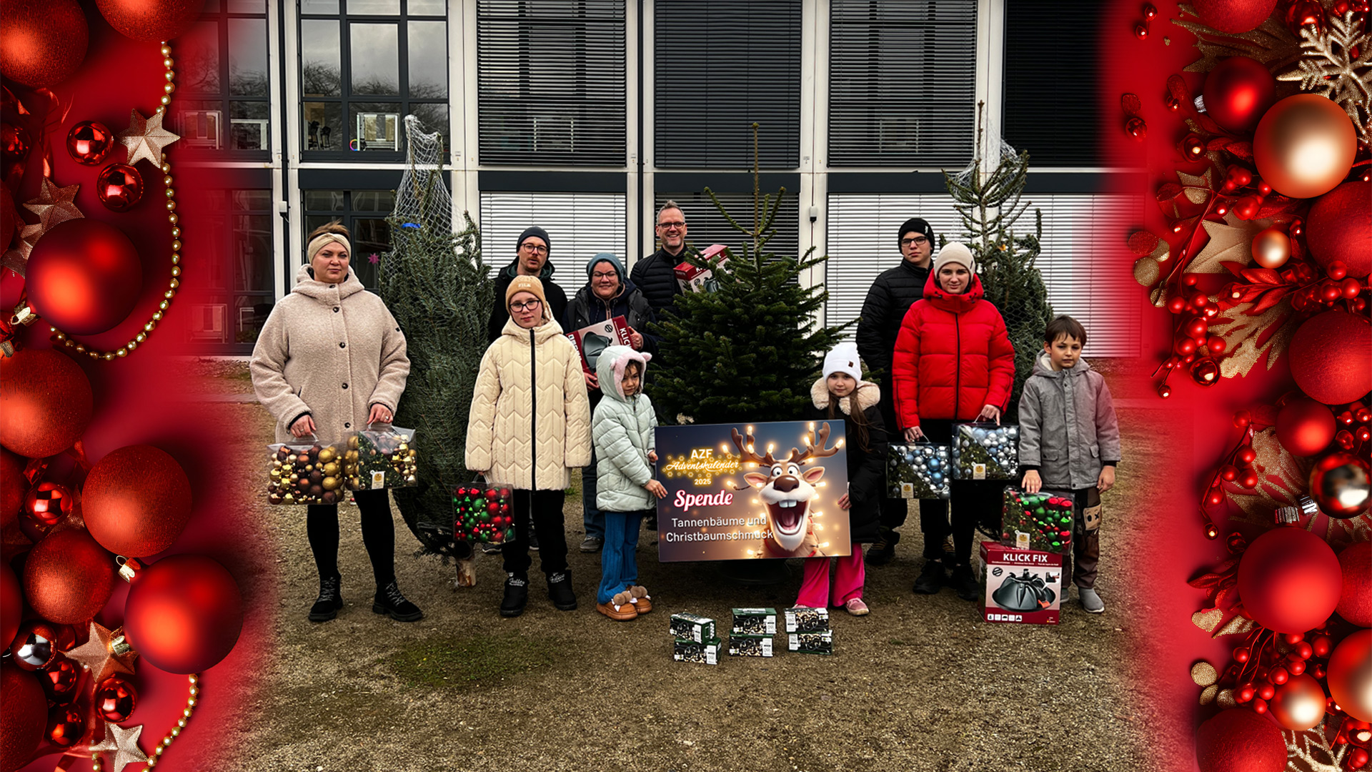 Einige menschen stehen vor einer Flüchtlingsunterkunft und halten Eine Spendentafel, Tannenbäume, Tannenbaumschmuck und Lichterketten