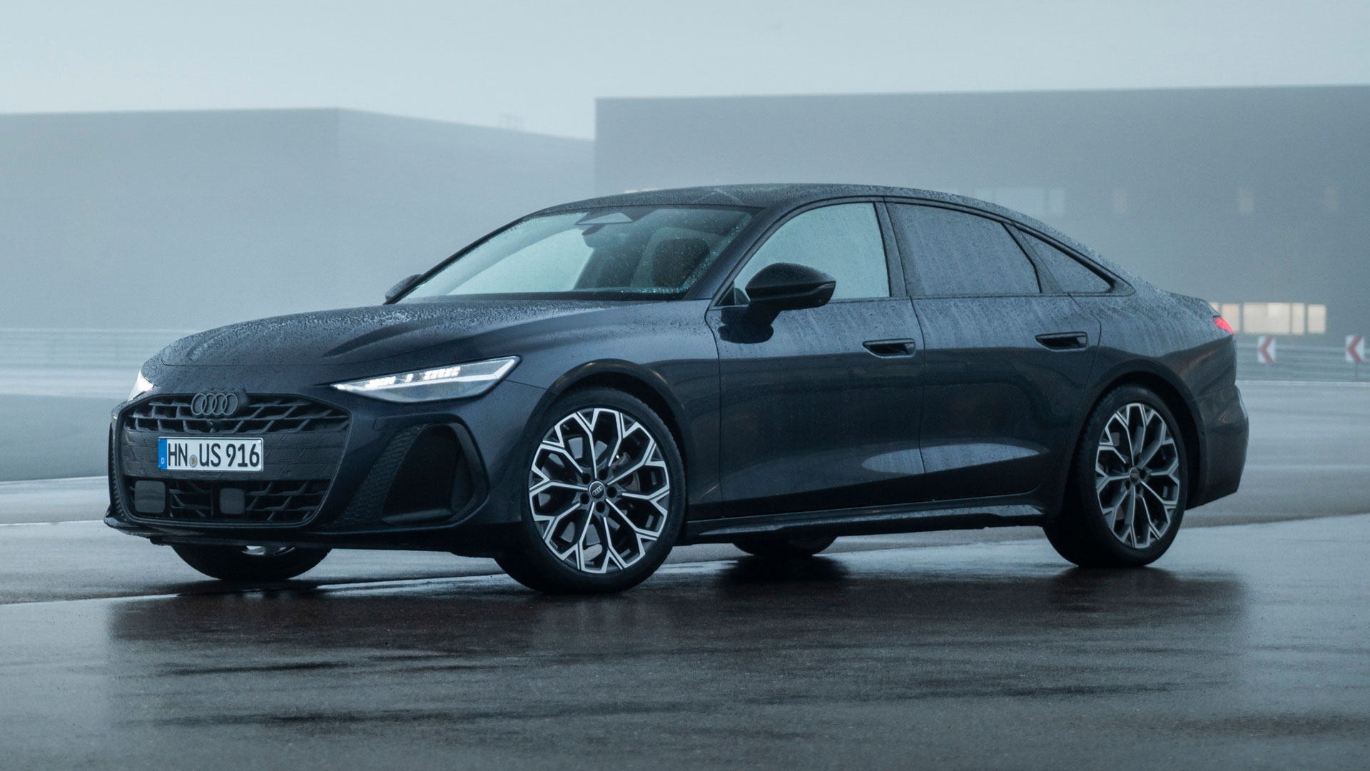 Audi A6 steht auf einer Rennstrecke