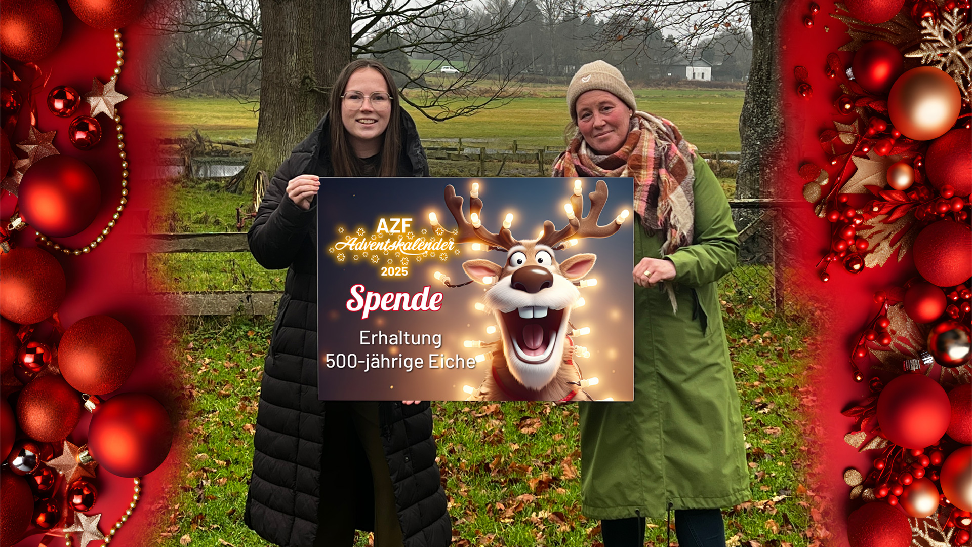 Zwei Personen stehen auf einer Wiese vor einem alten Baum und halten eine Spendentafel