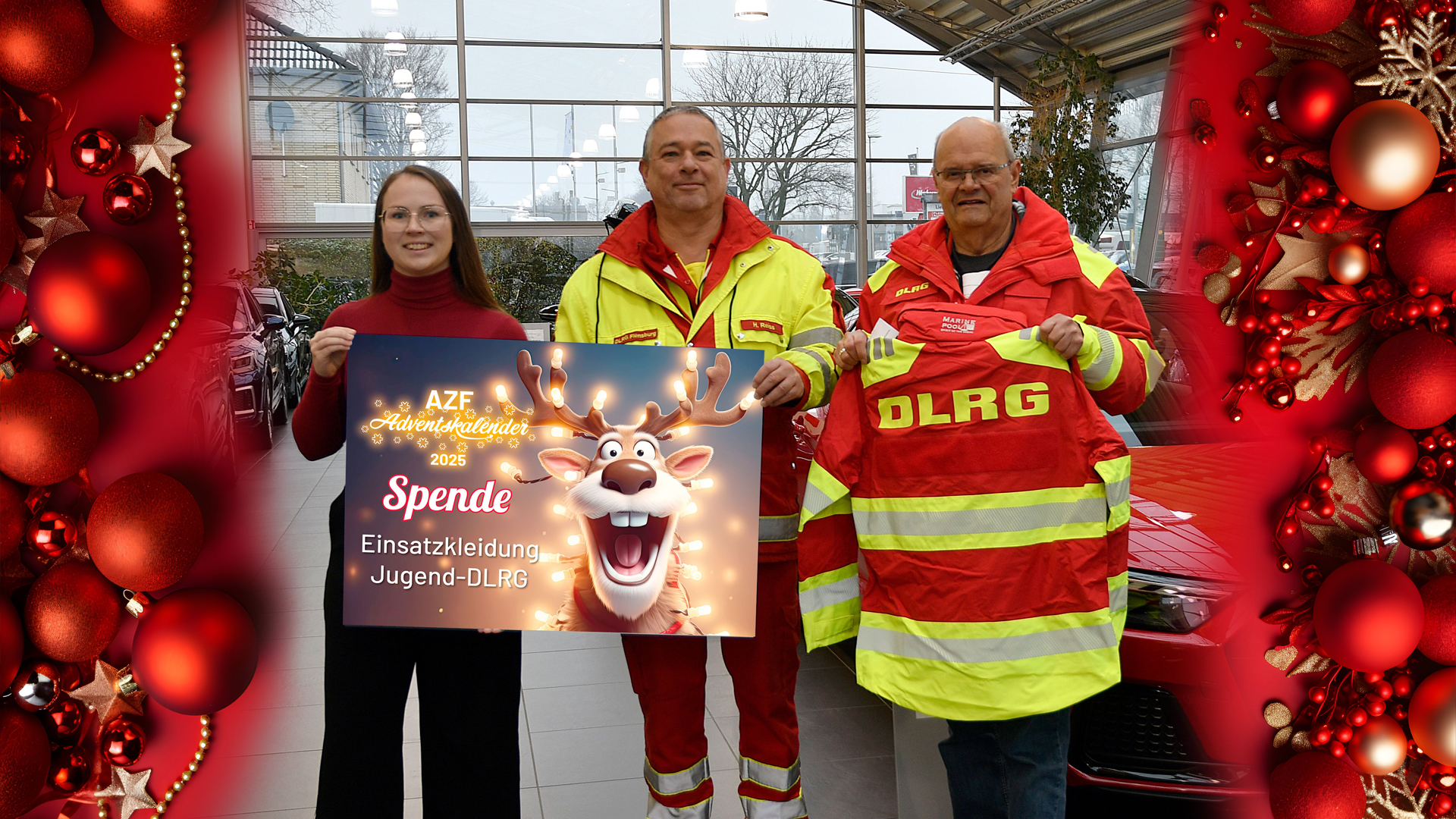 „Drei Personen stehen in einem Autohaus. Zwei tragen DLRG-Einsatzkleidung, die dritte hält ein Schild mit dem Hinweis auf eine Spende für die Jugend-DLRG. Rechts wird ein DLRG-Jacke präsentiert. Das Bild ist weihnachtlich rot umrahmt