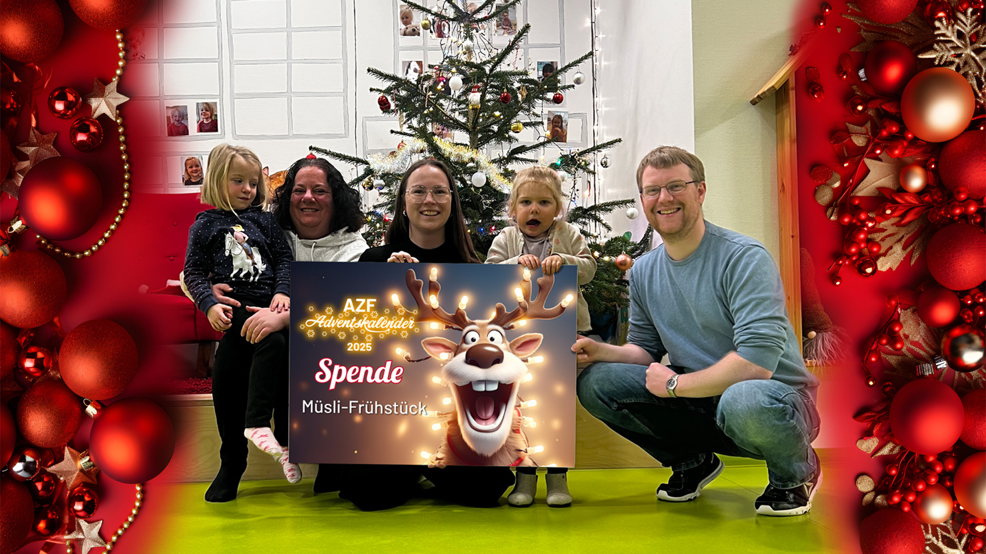 Drei Erwachsene und zwei Kinder halten eine Spendentafel im Hintergrund ist eine Kita zu sehen