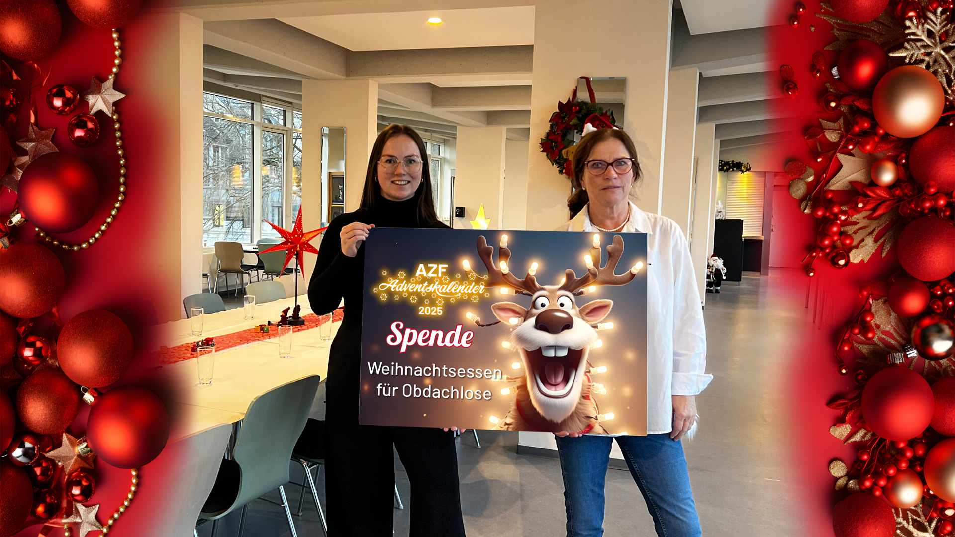 Zwei Menschen halten eine Spendentafel und stehen vor einem gedeckten Tisch