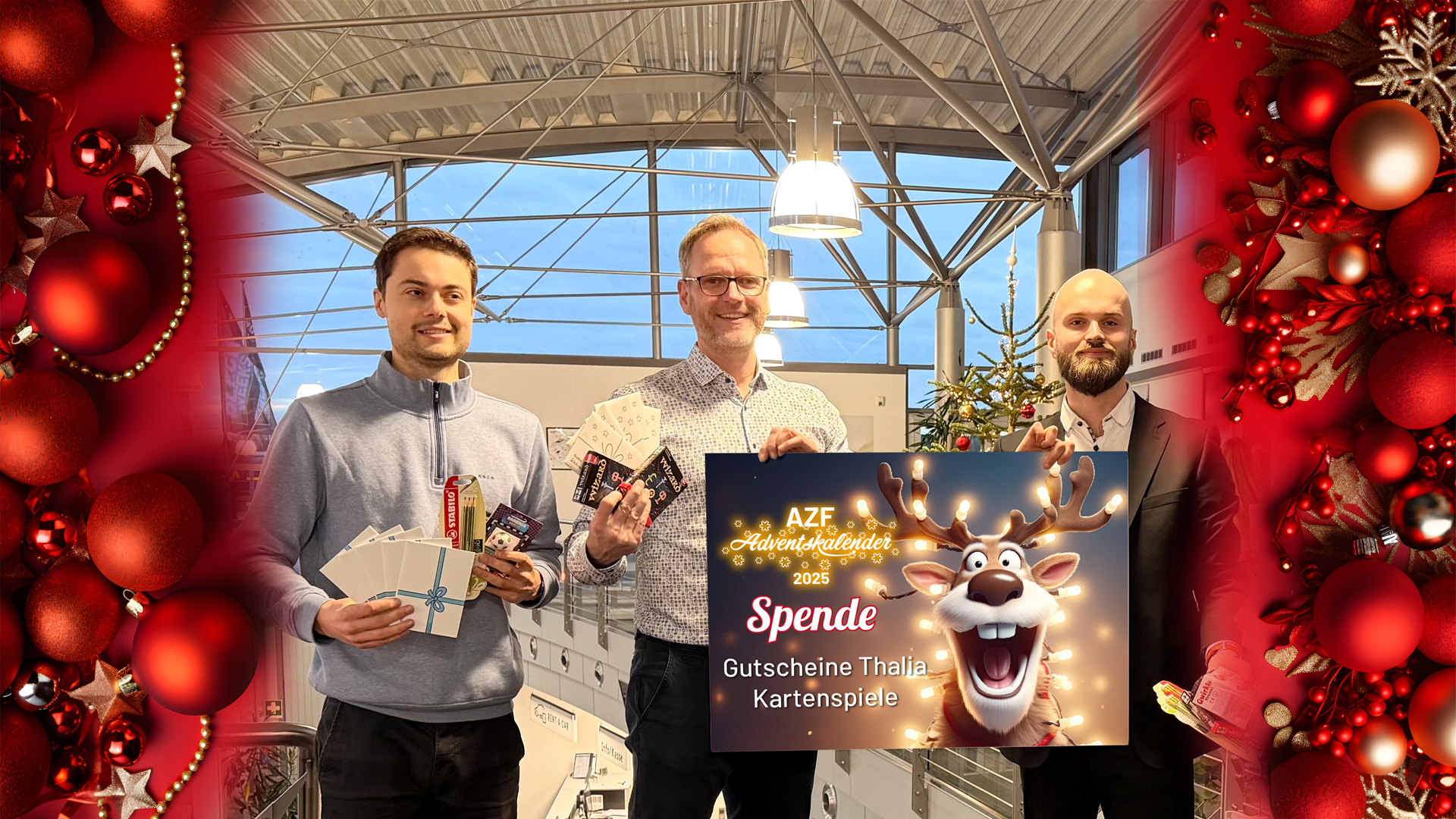 Drei Personen stehen vor einem geschmückten Weihnachtsbaum in einem Autohaus. Sie halten Hefte, Gutscheine, Stifte und eine Spendentafel und lächeln in die Kamera