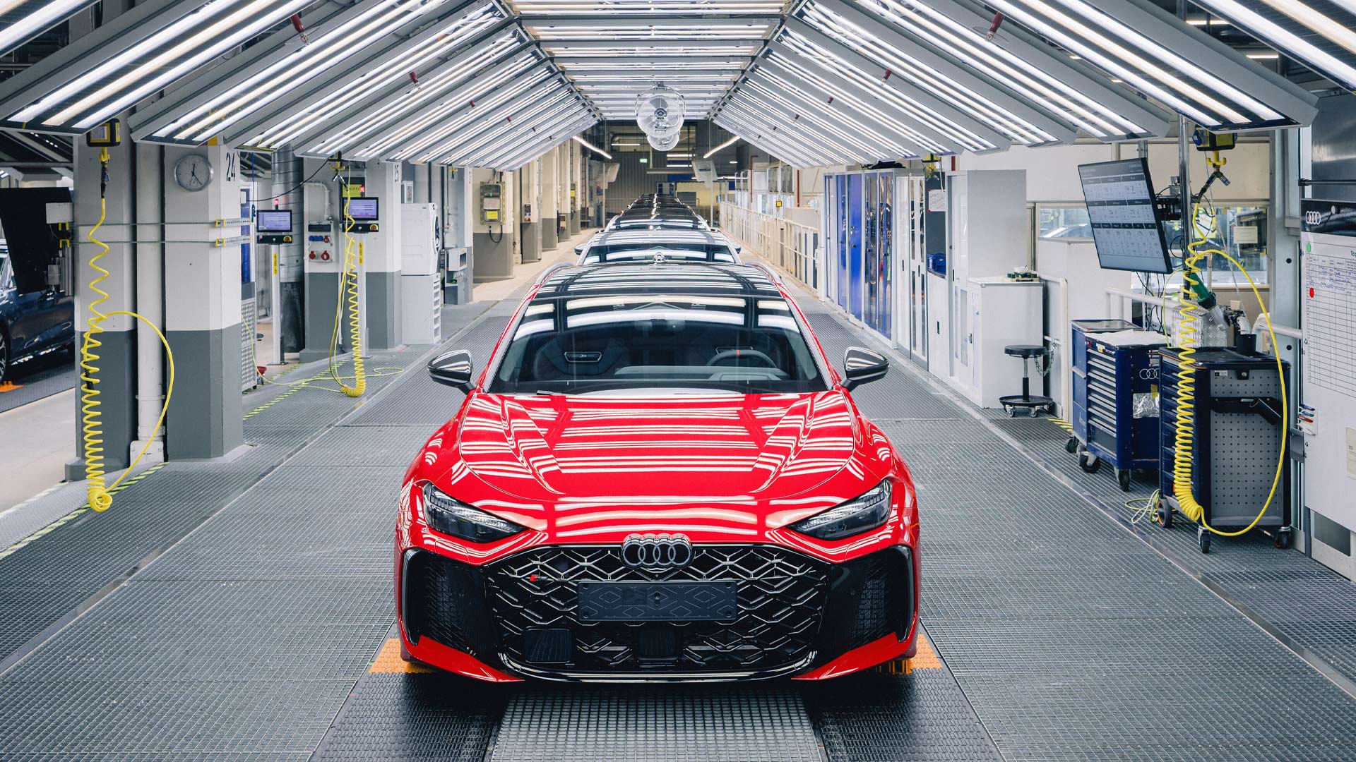 Audi RS 5 Avant in Progressivrot während eines Arbeitsschritts in der Produktionslinie der Audi Werks in Neckarsulm.