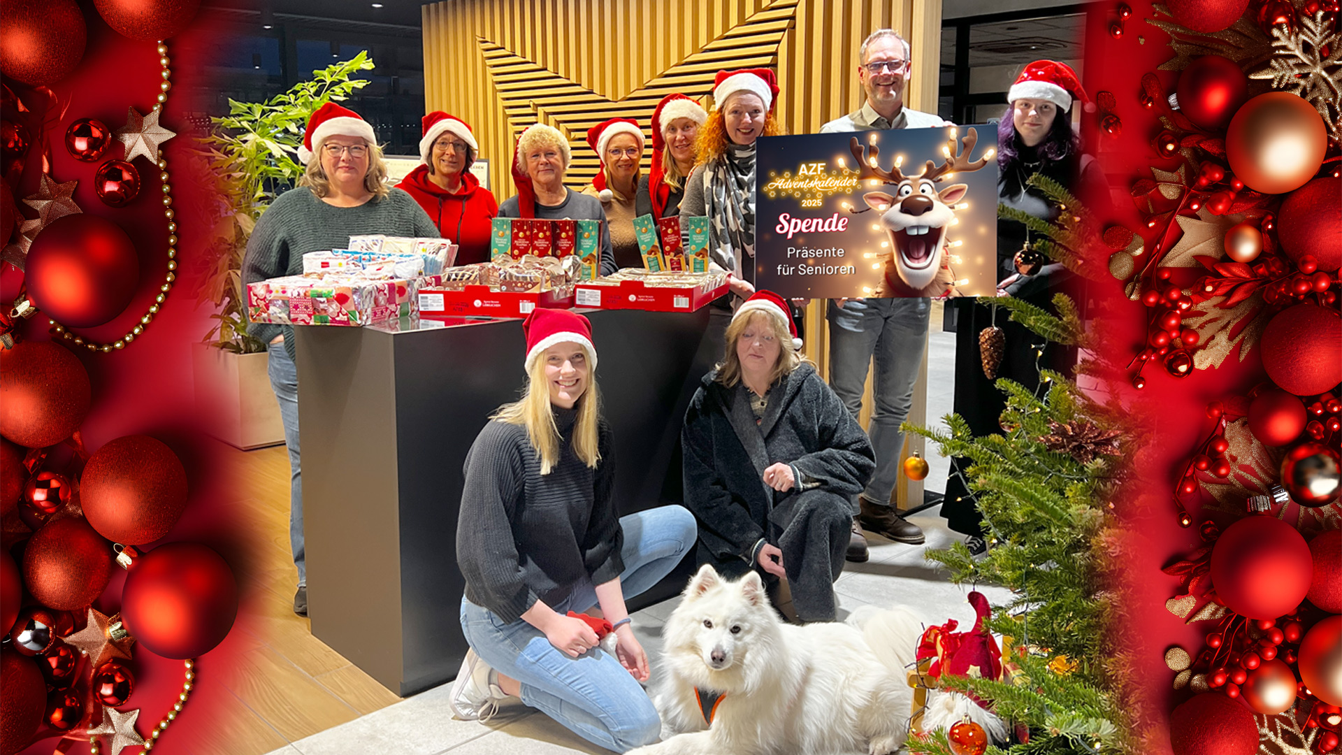 Viele Menschen halten eine Spendentafel und lachen.