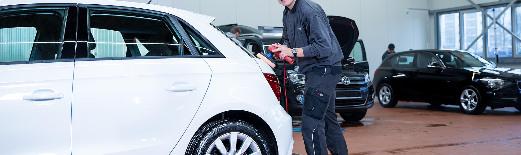 Fahrzeug wird poliert